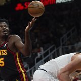Clint Capela (no 15) au duel avec Nikola Jokic. KEYSTONE/AP/John Bazemore